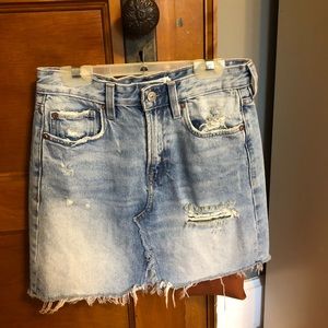 Light wash distressed denim skirt✨🦋✨